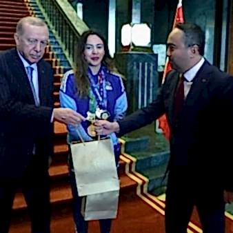Cumhurbaşkanı Erdoğan Sude Yaren Uzunçavdar ve Sıla Irmak Uzunçavdar’ı kabul etti