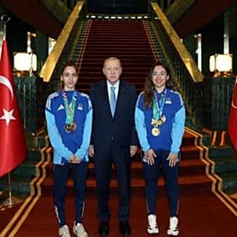 Cumhurbaşkanımız Erdoğan, milli tekvandocu Sude Yaren ve Sıla Irmak Uzunçavdar'ı kabul etti
