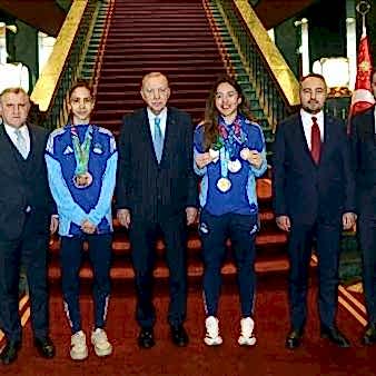 Cumhurbaşkanı Erdoğan, milli tekvandocu Sude Yaren ve Sıla Irmak Uzunçavdar'ı kabul etti